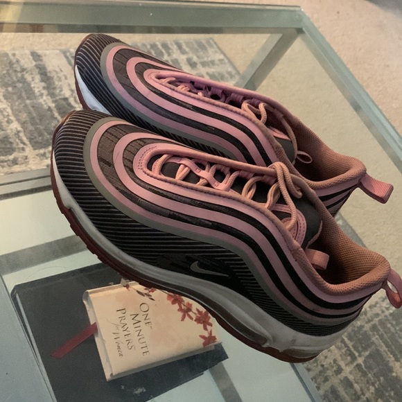Nike air max 97 size 5.5 youth, fits a women size 7.5-8 - Picture 2 of 4
